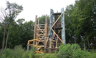 Der Aufsatz für den Wiehenturm (l.) wird vor Ort zusammengebaut und dann mit einem Kran auf den renovierten vorhandenen Teil gehoben. - Ingrun Waschneck Der Aufsatz für den Wiehenturm (l.) wird vor Ort zusammengebaut und dann mit einem Kran auf den renovierten vorhandenen Teil gehoben. - Ingrun Waschneck