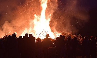 Der Naturschutzbund kritisiert, dass einige Osterfeuer in Kirchlengern und Rödinghausen zur billigen Entsorgung von Gartenabfällen genutzt worden seien. Doch stimmt das? - Jens Dünhölter Der Naturschutzbund kritisiert, dass einige Osterfeuer in Kirchlengern und Rödinghausen zur billigen Entsorgung von Gartenabfällen genutzt worden seien. Doch stimmt das? - Jens Dünhölter