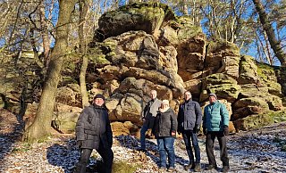 Ortsvorsteher Hartmut Fischer (v.l.), Landrat Jürgen van der Horst, Silke Tielke vom Geopark, Bürgermeister Hendrik Vahle und stellvertretender Ortsvorsteher Hans-Georg Fischer stehen vor der Hollenkammer auf dem neuen GeoPfad bei Lütersheim. - Landkreis Waldeck-Frankenberg Ortsvorsteher Hartmut Fischer (v.l.), Landrat Jürgen van der Horst, Silke Tielke vom Geopark, Bürgermeister Hendrik Vahle und stellvertretender Ortsvorsteher Hans-Georg Fischer stehen vor der Hollenkammer auf dem neuen GeoPfad bei Lütersheim. - Landkreis Waldeck-Frankenberg