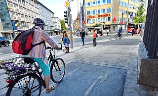 Wer diesem Pfeil auf dem Jahnplatz folgt, radelt entweder vor den Betonsockel des Aufzugs oder vor eine Treppe. - Barbara Franke Wer diesem Pfeil auf dem Jahnplatz folgt, radelt entweder vor den Betonsockel des Aufzugs oder vor eine Treppe. - Barbara Franke