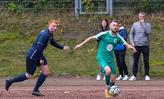 Momentan nur schwer zu stoppen: Hicrets Furkan Ars (r.) erzielte auch gegen den VfL Theesen zwei Tore. Foto: Andreas Zobe - Foto: Andreas Zobe/NW Momentan nur schwer zu stoppen: Hicrets Furkan Ars (r.) erzielte auch gegen den VfL Theesen zwei Tore. Foto: Andreas Zobe - Foto: Andreas Zobe/NW