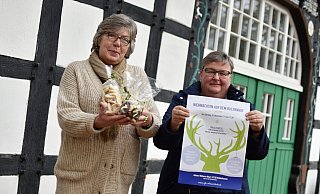 Claudia Röhe (l.) und Andrea Fischer gehören zum Organisationsteam des Weihnachtsmarktes. - Ev. Jugendhilfe Schweicheln Claudia Röhe (l.) und Andrea Fischer gehören zum Organisationsteam des Weihnachtsmarktes. - Ev. Jugendhilfe Schweicheln
