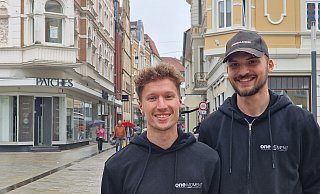 Der Herforder Fabian Schachtsiek (links) und sein Freund und Business-Partner Jonas Wibbert in der Innenstadt. Sie wollen wieder leben in die Herforder Veranstaltungsszene bringen. - Lena Kley Der Herforder Fabian Schachtsiek (links) und sein Freund und Business-Partner Jonas Wibbert in der Innenstadt. Sie wollen wieder leben in die Herforder Veranstaltungsszene bringen. - Lena Kley