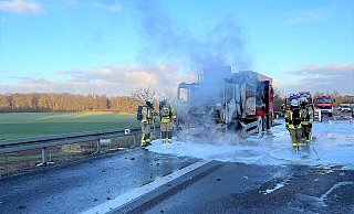 Die Fahrerkabine des Saugbaggers brannte völlig aus. Auch der Aufbau wurde erheblich beschädigt. Foto: Feuerwehr Warburg - Feuerwehr Warburg Die Fahrerkabine des Saugbaggers brannte völlig aus. Auch der Aufbau wurde erheblich beschädigt. Foto: Feuerwehr Warburg - Feuerwehr Warburg