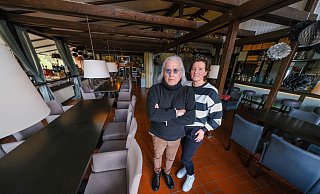 Noch herrscht Leere im Bistro. Costas Kuruklidis und seine Frau Yvonne sind längst bereit für den Neuanfang. Foto: Andreas Zobe - Foto: Andreas Zobe/NW Noch herrscht Leere im Bistro. Costas Kuruklidis und seine Frau Yvonne sind längst bereit für den Neuanfang. Foto: Andreas Zobe - Foto: Andreas Zobe/NW