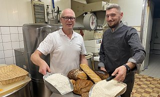 Arno Simon (li.) und Alexander Schmidt in der Backstube der Bäckerei Simon. - Dirk Windmöller Arno Simon (li.) und Alexander Schmidt in der Backstube der Bäckerei Simon. - Dirk Windmöller