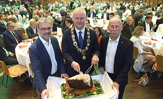 Der westfälische Kernschinken konnte gut angeschnitten werden. Robert Meyer (v. l.), Henning Vieker und Siegfried Gutsche hatten damit keine Probleme. - Karsten Schulz Der westfälische Kernschinken konnte gut angeschnitten werden. Robert Meyer (v. l.), Henning Vieker und Siegfried Gutsche hatten damit keine Probleme. - Karsten Schulz