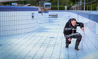 Das Wiesenbad wurde bereits mit frischem Wasser befüllt. Schwimmmeister Louis Schröter kontrolliert, ob dabei alles richtig funktioniert. - Sarah Jonek Fotografie Das Wiesenbad wurde bereits mit frischem Wasser befüllt. Schwimmmeister Louis Schröter kontrolliert, ob dabei alles richtig funktioniert. - Sarah Jonek Fotografie
