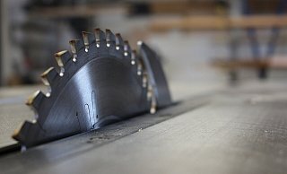 Im Staub in zwei Tischlereien seien Schuhabdrücke deutlich erkennbar gewesen, so die Polizei, die außerdem DNA-Spuren entdeckt. - Pixabay (Themenbild) Im Staub in zwei Tischlereien seien Schuhabdrücke deutlich erkennbar gewesen, so die Polizei, die außerdem DNA-Spuren entdeckt. - Pixabay (Themenbild)