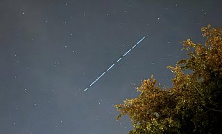 Um 20.09 Uhr ist diese Aufnahme von der leuchtenden Starlink-Perlenkette am Dienstagabend am Himmel entstanden. - Reimund Schlie Um 20.09 Uhr ist diese Aufnahme von der leuchtenden Starlink-Perlenkette am Dienstagabend am Himmel entstanden. - Reimund Schlie