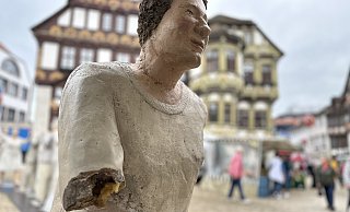 Arme Frau: Die Alltagsmenschin auf dem Marktplatz ist offensichtlich mit einem fehlenden Arm unterwegs. - Ralf T. Mischer Arme Frau: Die Alltagsmenschin auf dem Marktplatz ist offensichtlich mit einem fehlenden Arm unterwegs. - Ralf T. Mischer