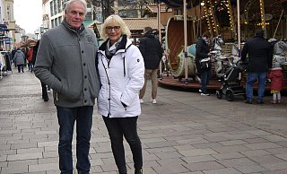 Regina Zimmer und Franz Sievers aus Delbrück zu Beginn ihrer Shopping-Tour in Paderborn. - Lisa Richter Regina Zimmer und Franz Sievers aus Delbrück zu Beginn ihrer Shopping-Tour in Paderborn. - Lisa Richter