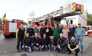 Kurz vor der Abfahrt versammelt sich die Konvoi-Crew vor den Hilfsgütern. Dazu zählen auch Feuerwehrautos, wie die Drehleiter aus Jüchen. - Regina Brucksch Kurz vor der Abfahrt versammelt sich die Konvoi-Crew vor den Hilfsgütern. Dazu zählen auch Feuerwehrautos, wie die Drehleiter aus Jüchen. - Regina Brucksch