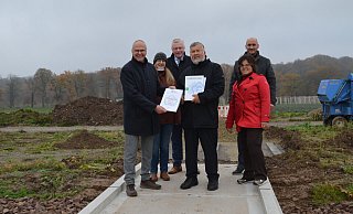 Thomas Schöning (Vorsitzender Förderverein LGS, v. l.) nimmt die Spendenurkunde im Beisein von Madeline Sprock (Förderverein) und Bürgermeister Daniel Hartmann sowie den beiden LGS-Geschäftsführern Claudia Koch und Jan Sommer entgegen (rechts) von Karl Peter Brendel (Vorstand NRW-Stiftung, Mitte) entgegen. - Nicole Fischer Thomas Schöning (Vorsitzender Förderverein LGS, v. l.) nimmt die Spendenurkunde im Beisein von Madeline Sprock (Förderverein) und Bürgermeister Daniel Hartmann sowie den beiden LGS-Geschäftsführern Claudia Koch und Jan Sommer entgegen (rechts) von Karl Peter Brendel (Vorstand NRW-Stiftung, Mitte) entgegen. - Nicole Fischer