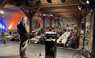 Das Programm in der Fürstenberger Kulturscheue wird gut angenommen. Wie hier beim Auftritt von Erwin Grosche, der bereits zum zweiten Mal das Publikum aus der Fassung gebracht hatte. - Felix Krogmeier Das Programm in der Fürstenberger Kulturscheue wird gut angenommen. Wie hier beim Auftritt von Erwin Grosche, der bereits zum zweiten Mal das Publikum aus der Fassung gebracht hatte. - Felix Krogmeier