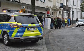 Die Polizei Gütersloh war am Samstag wegen der Kundgebung an der "Deele" im Einsatz. Drei Tage danach haben es Beamte an gleicher Stelle mit Farbschmierereien zu tun bekommen. - Ludger Osterkamp Die Polizei Gütersloh war am Samstag wegen der Kundgebung an der "Deele" im Einsatz. Drei Tage danach haben es Beamte an gleicher Stelle mit Farbschmierereien zu tun bekommen. - Ludger Osterkamp