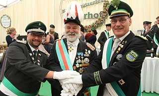 Gemeinsam macht stark. Meerhofs Schützenoberst Hubertus Hund (v. l.), Kreisschützenoberst Reinhard Mattern und Upsprunges Oberst Rolf Wiedemann. - Johannes Büttner Gemeinsam macht stark. Meerhofs Schützenoberst Hubertus Hund (v. l.), Kreisschützenoberst Reinhard Mattern und Upsprunges Oberst Rolf Wiedemann. - Johannes Büttner