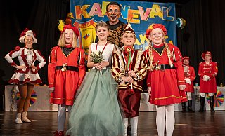 Präsident Mark Elberg präsentiert das neue Kinderprinzenpaar nebst Pagen mit Nora Stork (v. l.), Prinzessin Emma Cöppicus, Mark Elberg, Prinz Jasper Hartmann, Emilia Jäger; links im Hintergrund Solomariechen Anna Tölle. - Mark Elberg Präsident Mark Elberg präsentiert das neue Kinderprinzenpaar nebst Pagen mit Nora Stork (v. l.), Prinzessin Emma Cöppicus, Mark Elberg, Prinz Jasper Hartmann, Emilia Jäger; links im Hintergrund Solomariechen Anna Tölle. - Mark Elberg