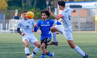 rminias Enes Saygili (Mitte) konnte das 2:3 gegen Delbrück in der B-Junioren Landesliga nicht verhindern. - Andreas Zobe rminias Enes Saygili (Mitte) konnte das 2:3 gegen Delbrück in der B-Junioren Landesliga nicht verhindern. - Andreas Zobe