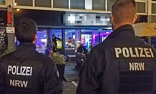 Einsatzkräfte der Polizei ließen am Samstagabend eine Bielefelder Shisha-Bar räumen. - Symbolfoto: Polizei Einsatzkräfte der Polizei ließen am Samstagabend eine Bielefelder Shisha-Bar räumen. - Symbolfoto: Polizei