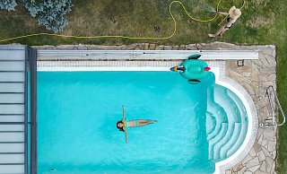 Kunden müssen mit durchschnittlich sechs Monaten Wartezeit rechnen, bis der dauerhafte Swimmingpool im Garten steht. - Patrick Pleul/dpa Kunden müssen mit durchschnittlich sechs Monaten Wartezeit rechnen, bis der dauerhafte Swimmingpool im Garten steht. - Patrick Pleul/dpa