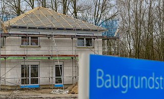 Nicht eingehaltene Grenzabstände waren ein Grund für den Streit zwischen den beiden Männern. - (Symbolbild): Patrick Pleul/picture alliance/dpa Nicht eingehaltene Grenzabstände waren ein Grund für den Streit zwischen den beiden Männern. - (Symbolbild): Patrick Pleul/picture alliance/dpa