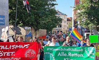 Ganz vorne End Fossil und Fridays for Future Seite an Seite. - Moritz Trinsch Ganz vorne End Fossil und Fridays for Future Seite an Seite. - Moritz Trinsch