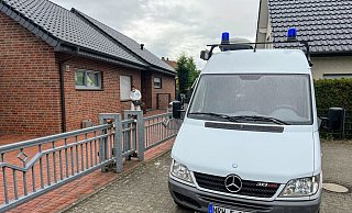 Nach der blutigen Tat im gemeinsamen Haus ermittelt die Mordkommission Am Piepenstrang in Dalbke. Die Tat hatte eine Vorgeschichte, die niemand ernst nahm. - Charlotte Mahncke Nach der blutigen Tat im gemeinsamen Haus ermittelt die Mordkommission Am Piepenstrang in Dalbke. Die Tat hatte eine Vorgeschichte, die niemand ernst nahm. - Charlotte Mahncke