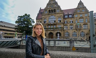 Was im Bielefelder Rathaus, aber auch in der Bundespolitik passiert, interessiert Anne Siebelhoff. "Geht wählen", ist ihre Botschaft an alle. "Es ist unsere Macht zu entscheiden, wer Politik macht, wo Deutschland in vier Jahren steht und wie man mit den wichtigen Fragen unserer Zeit umgeht." - Foto: Andreas Zobe/NW Was im Bielefelder Rathaus, aber auch in der Bundespolitik passiert, interessiert Anne Siebelhoff. "Geht wählen", ist ihre Botschaft an alle. "Es ist unsere Macht zu entscheiden, wer Politik macht, wo Deutschland in vier Jahren steht und wie man mit den wichtigen Fragen unserer Zeit umgeht." - Foto: Andreas Zobe/NW