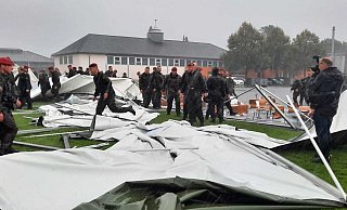 Ein kurzes, aber heftiges Gewitter über Höxter trifft auch den feierlichen Appell in der General-Weber-Kaserne. - David Schellenberg Ein kurzes, aber heftiges Gewitter über Höxter trifft auch den feierlichen Appell in der General-Weber-Kaserne. - David Schellenberg