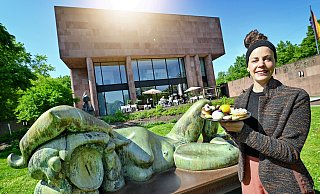 Eine bunte Platte mit süßen Kunstwerken im Kleinformat hat Lea Nüsgen zusammengestellt. - Barbara Franke Eine bunte Platte mit süßen Kunstwerken im Kleinformat hat Lea Nüsgen zusammengestellt. - Barbara Franke