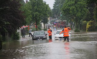 Feuerwehrleute helfen Autofahrern in Bünde, die nach dem Starkregen im Jahr 2021 auf der Engerstraße feststecken. - Florian Weyand Feuerwehrleute helfen Autofahrern in Bünde, die nach dem Starkregen im Jahr 2021 auf der Engerstraße feststecken. - Florian Weyand
