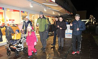Die Montagsspaziergänger in Espelkamp waren zum Teil mit der ganzen Familie erschienen und hatten Kerzen in der Hand. Sie gingen die Breslauer Straße in der Innenstadt entlang. - Karsten Schulz Die Montagsspaziergänger in Espelkamp waren zum Teil mit der ganzen Familie erschienen und hatten Kerzen in der Hand. Sie gingen die Breslauer Straße in der Innenstadt entlang. - Karsten Schulz