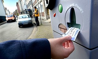 Bald auch vermehrt in den Stadtbezirken: Bisher kassiert die Stadt nur auf zehn Prozent der öffentlichen Parkstände Gebühren. - Barbara Franke Bald auch vermehrt in den Stadtbezirken: Bisher kassiert die Stadt nur auf zehn Prozent der öffentlichen Parkstände Gebühren. - Barbara Franke
