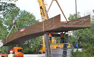 Während das größte Teilstück der neuen Brücke bereits aufgebaut wurde (siehe Foto), ist ein anderes Segment jetzt nicht wie geplant angeliefert worden. - Jens Dünhölter Während das größte Teilstück der neuen Brücke bereits aufgebaut wurde (siehe Foto), ist ein anderes Segment jetzt nicht wie geplant angeliefert worden. - Jens Dünhölter