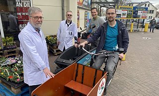 Vor dem Saisonstart: Axel Brinkmann (v.l.), Henning Hüing, Thomas Dippert und Jan-Philipp Fründ mit den Lastenrädern auf dem Parkplatz von Edeka Brinkmann. - Dirk Windmöller Vor dem Saisonstart: Axel Brinkmann (v.l.), Henning Hüing, Thomas Dippert und Jan-Philipp Fründ mit den Lastenrädern auf dem Parkplatz von Edeka Brinkmann. - Dirk Windmöller