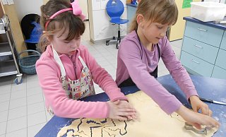 Clara und Sophie von der Grundschule Höxter-Lüchtringen stechen Tauben aus. - Privat Clara und Sophie von der Grundschule Höxter-Lüchtringen stechen Tauben aus. - Privat