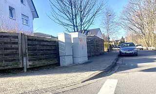 Auf diesem Gehweg war das Auto auf zwei Schulmädchen zugerast, die die Stedefreunder Straße überqueren wollten. - Jens Reichenbach Auf diesem Gehweg war das Auto auf zwei Schulmädchen zugerast, die die Stedefreunder Straße überqueren wollten. - Jens Reichenbach