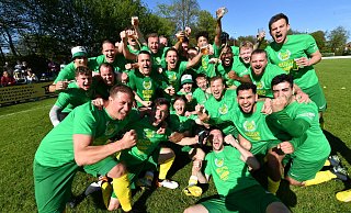 Das Team des FSC Rheda feierte den Aufstieg ausgelassen. - Uwe Caspar Das Team des FSC Rheda feierte den Aufstieg ausgelassen. - Uwe Caspar