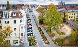 Zehn Jahre lang war die Ravensberger Straße eine Baustelle. Seit vier Monaten fließt nun das Wasser der Lutter offen dahin - und das Quartier ist aufgeblüht. - Mike-Dennis Müller / www.mdm.photo Zehn Jahre lang war die Ravensberger Straße eine Baustelle. Seit vier Monaten fließt nun das Wasser der Lutter offen dahin - und das Quartier ist aufgeblüht. - Mike-Dennis Müller / www.mdm.photo