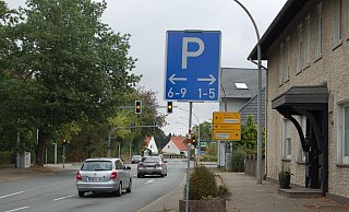 Die B 65 wird im Bereich des Marktgeländes gesperrt: Aus Richtung Bad Holzhausen wird die Zufahrt zu den Parkflächen über die Eikeler Straße/Bergstraße (K 60) geleitet. - Sandra Spieker Die B 65 wird im Bereich des Marktgeländes gesperrt: Aus Richtung Bad Holzhausen wird die Zufahrt zu den Parkflächen über die Eikeler Straße/Bergstraße (K 60) geleitet. - Sandra Spieker