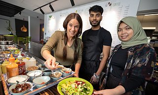 Michelle Flöring (l.), Suci Amallia Maulana und Rajib Khan arbeiten gemeinsam an der Salatbar. - Oliver Krato Michelle Flöring (l.), Suci Amallia Maulana und Rajib Khan arbeiten gemeinsam an der Salatbar. - Oliver Krato