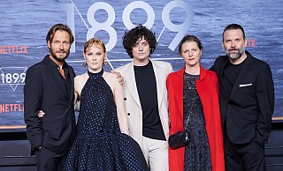 Die Serien-Schöpfer Jantje Friese und Baran Bo Odar (r.) mit den Schauspielern Andreas Pietschmann (v. l.), Emily Beecham und Aneurin Barnard bei der Premiere der Netflix-Serie "1899" im Funkhaus Berlin. - Annette Riedl Die Serien-Schöpfer Jantje Friese und Baran Bo Odar (r.) mit den Schauspielern Andreas Pietschmann (v. l.), Emily Beecham und Aneurin Barnard bei der Premiere der Netflix-Serie "1899" im Funkhaus Berlin. - Annette Riedl