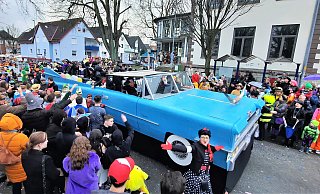 Der große Rosenmontagsumzug in Steinheim, der "heimlichen Hauptstadt des Karnevals", war wieder besonders bunt und farbenfroh. - David Schellenberg Der große Rosenmontagsumzug in Steinheim, der "heimlichen Hauptstadt des Karnevals", war wieder besonders bunt und farbenfroh. - David Schellenberg