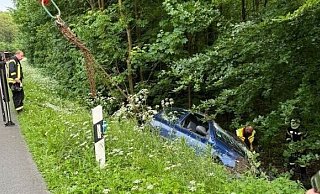 Mit einem Kran aus dem Grünzeug der Böschung geborgen werden musste das Fahrzeug einer 22-Jährigen, das sich auf der B68 bei Scherfede überschlagen hatte. - Feuerwehr Warburg Mit einem Kran aus dem Grünzeug der Böschung geborgen werden musste das Fahrzeug einer 22-Jährigen, das sich auf der B68 bei Scherfede überschlagen hatte. - Feuerwehr Warburg