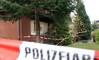 Absperrband der Polizei versperrt am Tag nach dem Brand den Zugang zum Haus. - Archiv der Lokalredaktion Paderborn Absperrband der Polizei versperrt am Tag nach dem Brand den Zugang zum Haus. - Archiv der Lokalredaktion Paderborn
