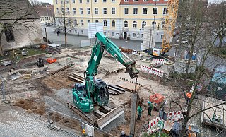 Bauarbeiter versenken Stahlträger in vorgebohrten Löchern. Der Verbau sichert die Baugrube vor umgebendem Erdreich. - Frank-Michael Kiel-Steinkamp Bauarbeiter versenken Stahlträger in vorgebohrten Löchern. Der Verbau sichert die Baugrube vor umgebendem Erdreich. - Frank-Michael Kiel-Steinkamp
