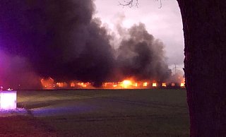 In einem Schweinemastbetrieb in Varl brach am Sonntag ein Feuer aus. Schwarze Rauchwolken stiegen auf. - Foto: Polizei Minden-Lübbecke In einem Schweinemastbetrieb in Varl brach am Sonntag ein Feuer aus. Schwarze Rauchwolken stiegen auf. - Foto: Polizei Minden-Lübbecke