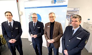Benedikt Schlüchtermann (von links), Polizeidirektor Dirk Zeller, Landrat Sven-Georg Adenauer und der Leitende Polizeidirektor Holger Meier. - Andreas Frücht Benedikt Schlüchtermann (von links), Polizeidirektor Dirk Zeller, Landrat Sven-Georg Adenauer und der Leitende Polizeidirektor Holger Meier. - Andreas Frücht