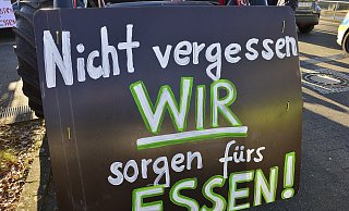 In Gütersloh brachte eine Sternfahrt auf dem Stadtring mit 800 Traktoren am 8. Januar den Verkehr zeitweise zum Erliegen. - Uwe Caspar In Gütersloh brachte eine Sternfahrt auf dem Stadtring mit 800 Traktoren am 8. Januar den Verkehr zeitweise zum Erliegen. - Uwe Caspar